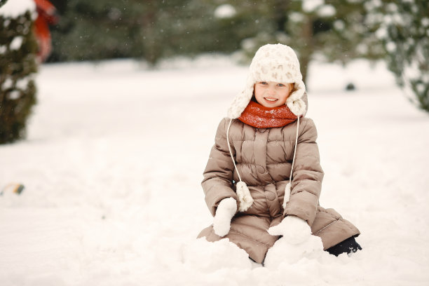 冬天公园里的可爱小女孩图片下载
