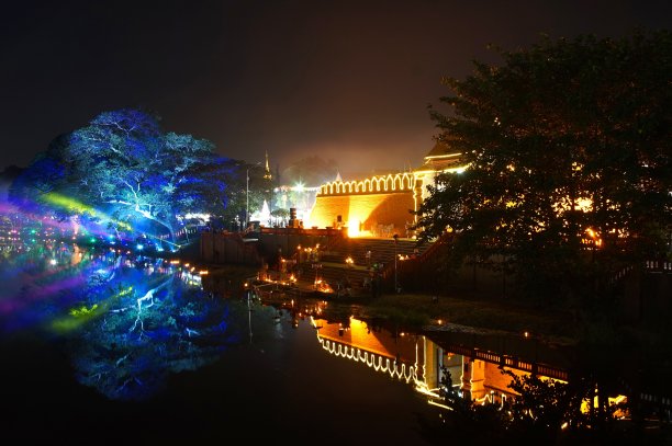 在泰国兰蓬的水灯节上的夜光表演图片下载