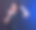 生活方式和派对理念:年轻女子身着黑色礼服，手持麦克风图片下载