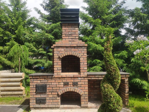花园中的砖砌户外烧烤炉。后院用于烧烤的石头花园烤炉图片下载
