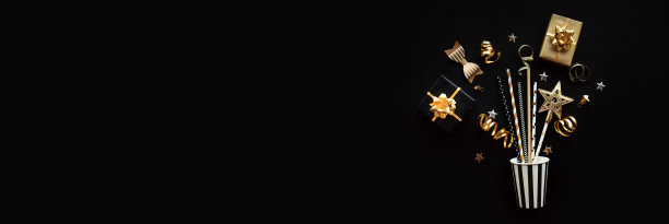 晚会和庆典用金色的道具和装饰在深色的背景上。图片下载