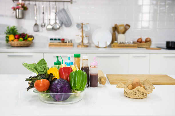 在厨房里做沙拉和三明治的食材图片下载