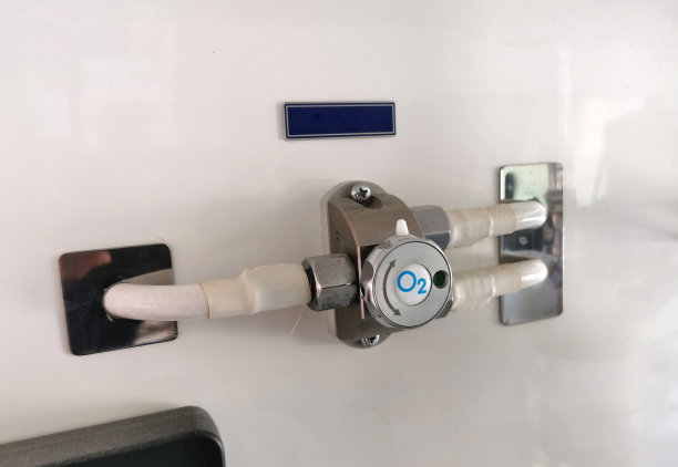 应急车辆上安装氧气阀图片下载