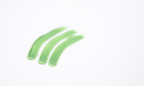 绿色丙烯酸涂片隔离在白色背景上。笔刷和手绘纹理。丙烯笔触抽象设计图片下载