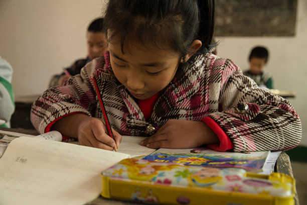 乡村小学里的小学女生图片下载