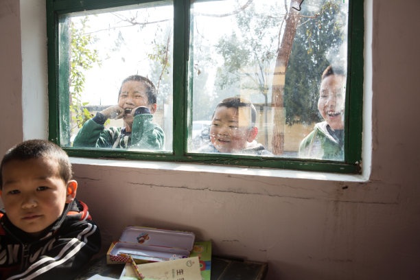 乡村小学里的小学生图片下载