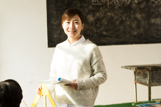 乡村女教师和小学生在教室里图片下载