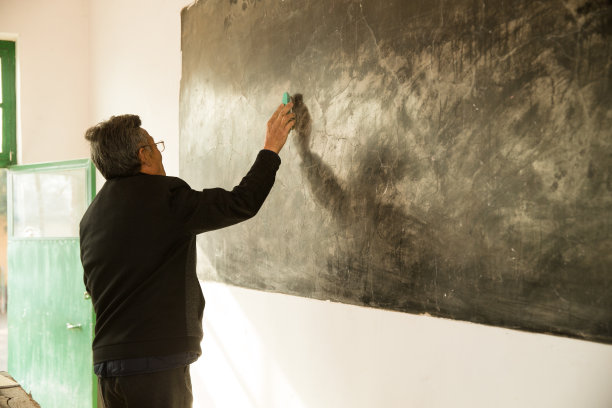 乡村小学老师在上课图片下载