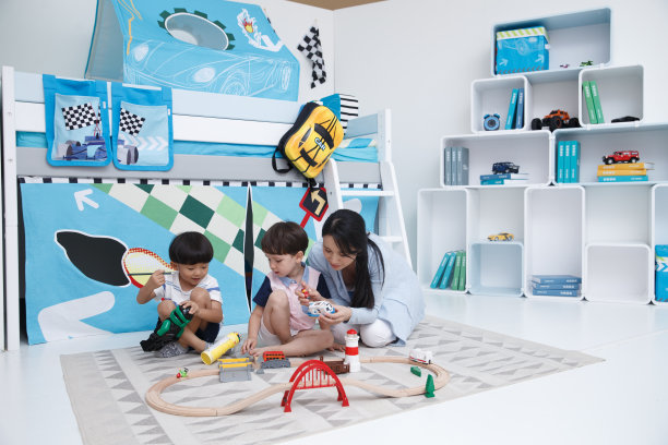 可爱的小男孩和指导教师在游戏室玩耍图片下载