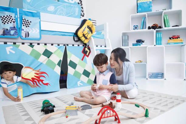 可爱的小男孩和指导教师在游戏室玩耍图片下载