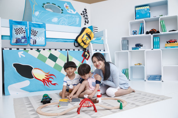 可爱的小男孩和指导教师在游戏室玩耍图片下载