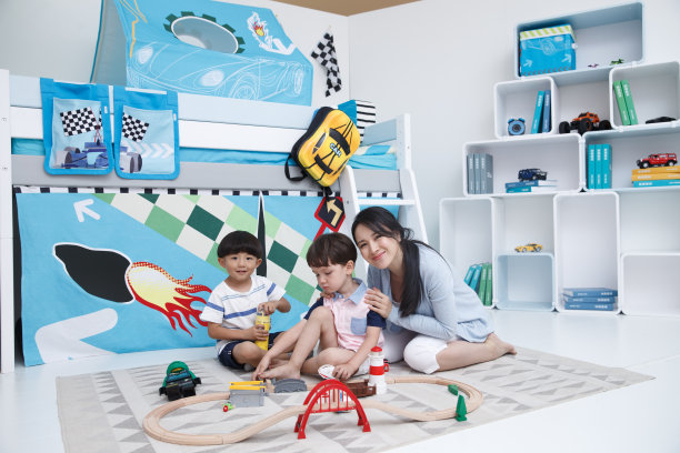 可爱的小男孩和指导教师在游戏室玩耍图片下载