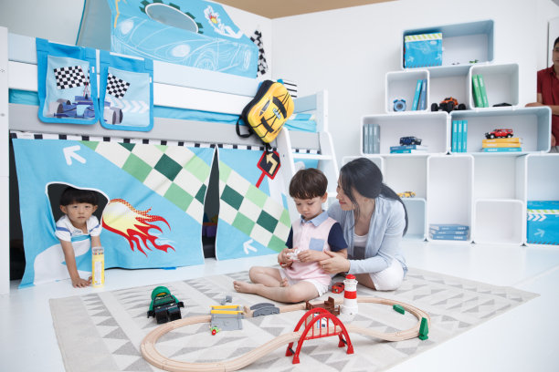 可爱的小男孩和指导教师在游戏室玩耍图片下载