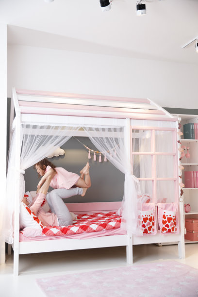 可爱的小女孩和妈妈在卧室玩耍图片下载