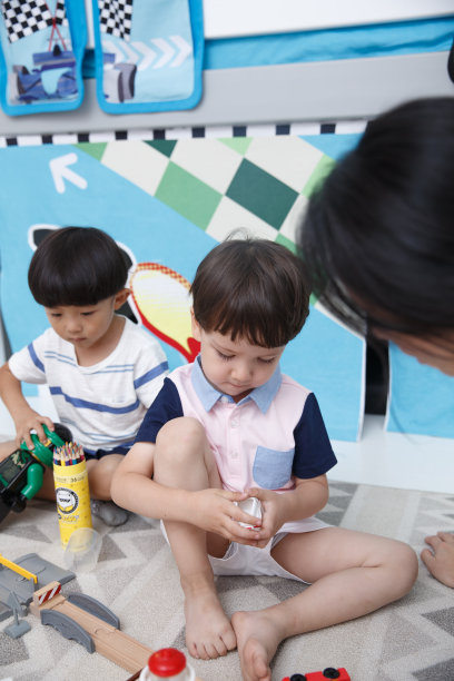 可爱的小男孩和指导教师在游戏室玩耍图片下载