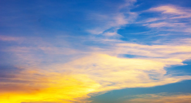 傍晚天空的背景，美丽的色彩，日落。图片下载
