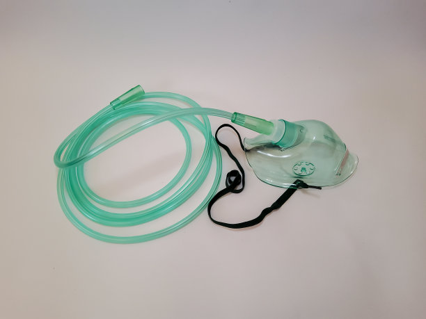在COVID-19大流行期间帮助患有呼吸问题的患者的氧气面罩和氧气软管图片下载