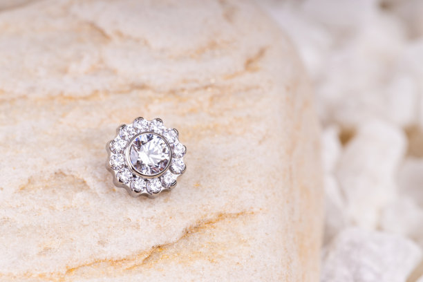 美丽的穿刺饰品。图片下载