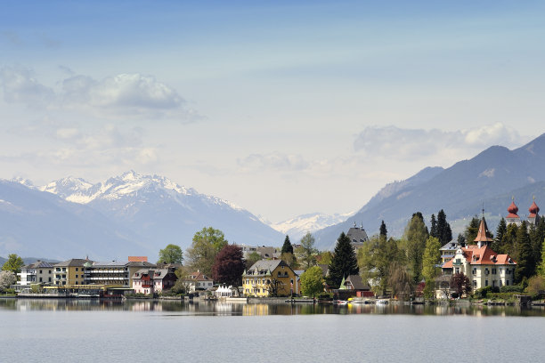 依山傍天的湖景图片下载