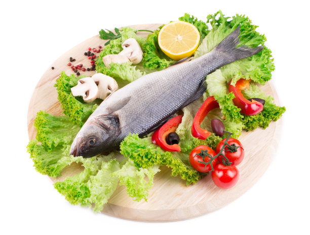 还有新鲜的鲈鱼和蔬菜。图片下载
