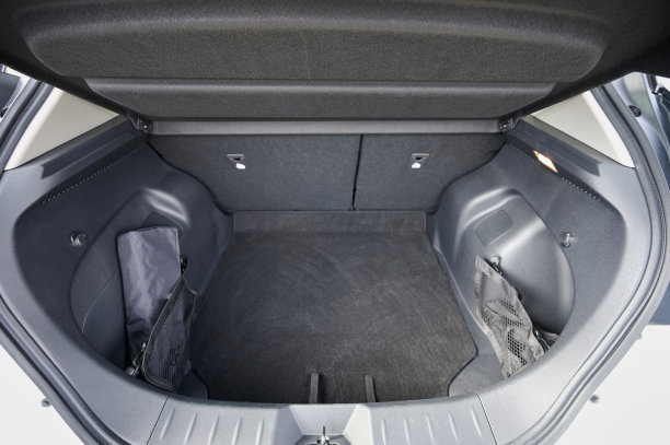 柔软黑暗的汽车空后备箱图片下载