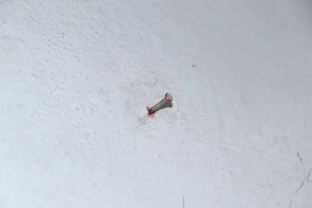 钉子卡在墙上了图片下载