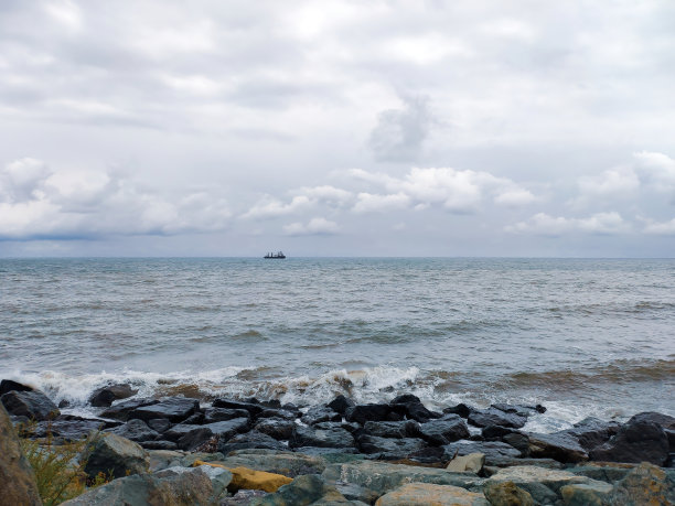 秋天的时候，一艘船在汹涌的海浪中图片下载