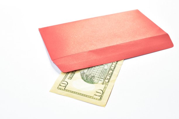 在中国新年的时候奖励年轻人的白色背景的10美元的红包图片下载