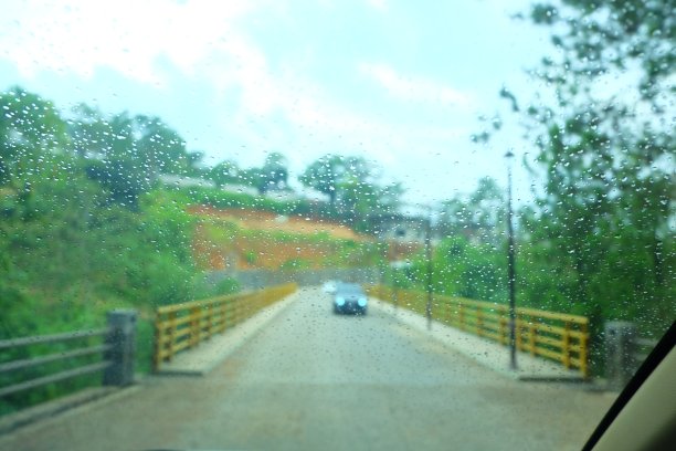 散焦抽象背景，玻璃上的露珠图片下载