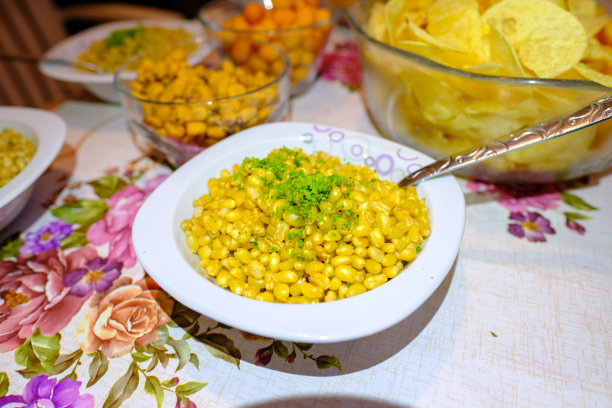 煮熟的小麦浆果和桌上的零食一起吃图片下载