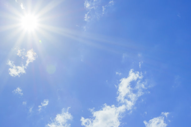 明亮的阳光与美丽的光束在天空与轻云图片下载