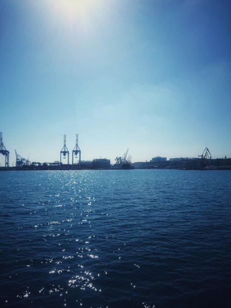 乘船沿海岸旅行。老照片。图片下载