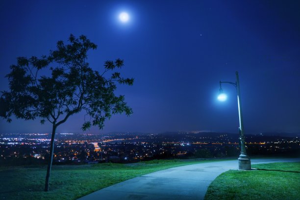 孤独的光图片下载