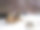 冬天，院子里的狗躺在覆盖着雪的地上。狗被链子、狗屋和一个食物碗拴着。领土保护图片下载