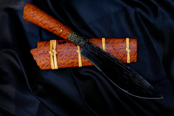 刀定制或伊尼普在天然木鞘上的旧表背景手工制作的泰国图片下载