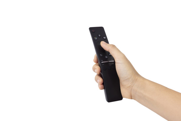 右手握住女人的特写，用手指按下白色背景上隔离的黑色遥控器上的按钮。技术，联系，沟通，社会的概念图片下载