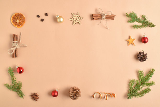 圣诞节的装饰布置在米色的背景上。平的。为新年准备的辛辣装饰。图片下载