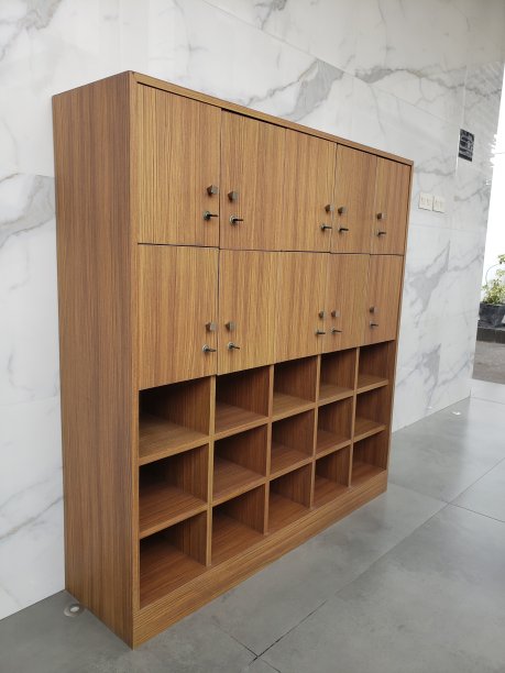 关闭木储物柜，用于存放办公大楼内员工和员工的个人物品，这是其中一项设施图片下载