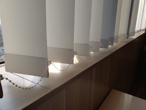 在办公楼的玻璃窗后面拉上白色的窗帘图片下载