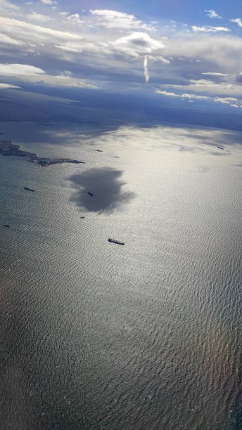 船在蓝色的海洋从天空的云图片下载