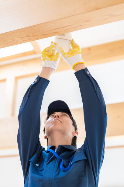 维修电气设备的技术人员图片下载