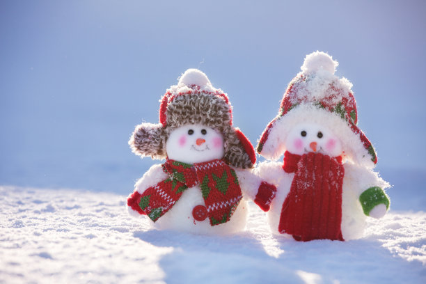 雪人在雪地上图片下载