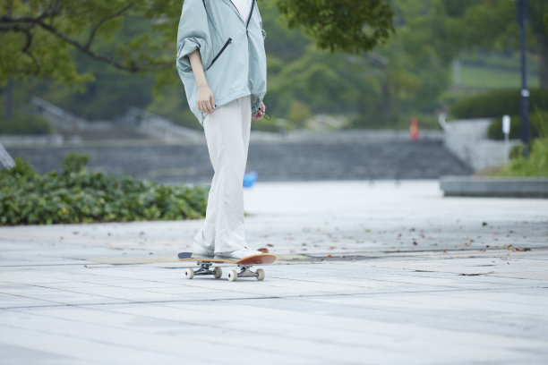 滑板和日本女人图片下载