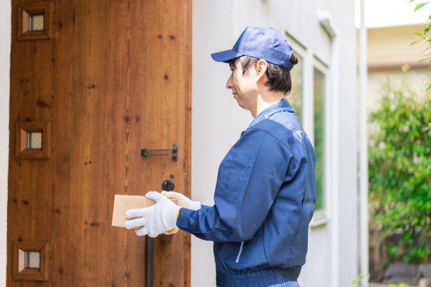 快递员在清新的氛围中投递图片下载