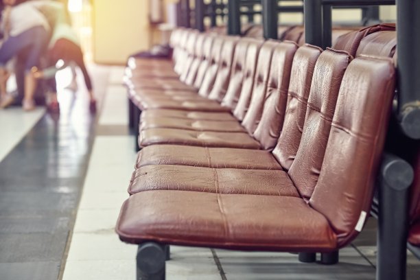 会议大厅里一排棕色皮的椅子图片下载