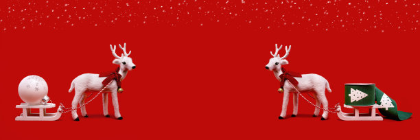 圣诞红色背景上的白色玩具驯鹿图片下载