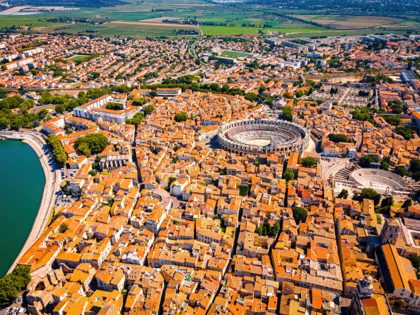 法国普罗旺斯地区Rhône河畔的城市阿尔勒的鸟瞰图图片下载