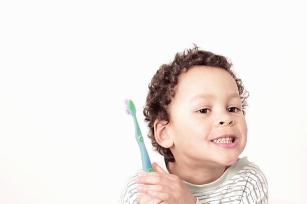 男孩用牙齿刷牙图片下载