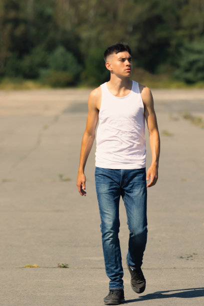 18岁，穿着无袖上衣图片下载