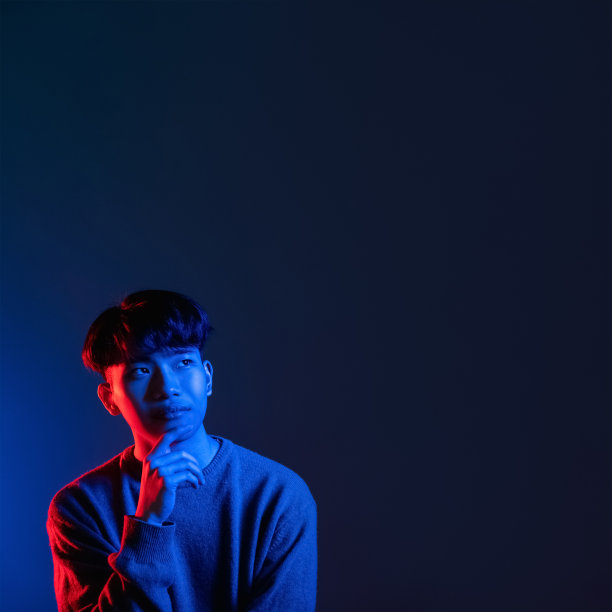 不确定男人广告背景霓虹灯图片下载